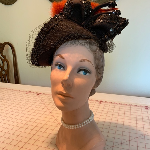 Vintage 1930s -1940s Brown felt wool Cloche style hat w/ sequins & rust feathers main image 8